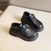 Zapatos negros de cuero para niña, nueva colección de otoño, mocasines estilo británico, zapatos sencillos para niños, adecuados para actuaciones escolares, con suelas blandas y características antideslizantes