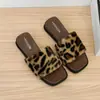 Peluche de temperamento estilo nuevo verano francés perezoso sandalias de pelo para mujer sandalias de exterior de una tira punta cuadrada 2026