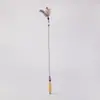 Brinquedo para animal de estimação com cabo de madeira e mola, varinha catnip popular para gatos com penas e guizo, cabeça destacável e substituível, suprimentos duráveis para animais de estimação