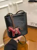 Bolso de Cubo Retro de Cuero Suave Transfronterizo para Mujer Nuevo Estilo 2026 Bolso de Hombro Elegante con un Toque de Alta Gama para Viajes Diarios y Uso Cruzado