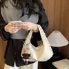 Bolso de Mano Vintage Chic de Alta Gama con Remaches para Mujer, Nuevo de Principios de Otoño 2026, Bolso de Hombro o Axila Simple y Moderno