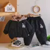 Conjunto de inverno para meninos 2026 novo estilo infantil inverno forrado com fleece espessado jaqueta de algodão com capuz moda conjunto de duas peças tendência dropshipping