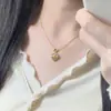 Colar com Pingente Trevo de Quatro Folhas Flor de Magnólia Fivela da Paz Modelo Novo 2026 Novo Estilo Chinês Design de Nicho Corrente para Clavícula Feito Sob Medida