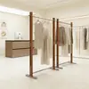 Estante de Exhibición para Tienda de Ropa, Estante de Exhibición de Pie para Tienda de Ropa de Mujer, Estante Isla de Acero Inoxidable Color Nogal Estilo Vintage, Perchero