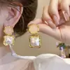 Pendientes de botón de camelia simulada de aguja de plata Pendientes elegantes retro franceses Moda distintiva Pendientes versátiles Sentido de nicho de alta gama