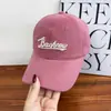 Gorra de Béisbol Rosa Frambuesa Blanca para Mujer con Circunferencia de Cabeza Grande, Visera Suave, Estilo Coreano, Adelgazante de Rostro, Tendencia de Bordado Estilo Americano