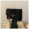 Bolso de Terciopelo Texturizado Estilo Nuevo para Mujer 2025 Color Sólido Bordado Acolchado Cadena Hebilla de Cierre de Moda Bolso Cuadrado Pequeño Cruzado al Hombro