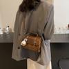 Bolsa pequena de mão com textura americana para mulheres, nova bolsa de viagem estilo britânico, moderna e versátil, de ombro único, transversal, 2025