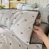 Juego de Ropa de Cama de Cuatro Piezas con Borde de Concha de Hilo Puff Funda de Edredón para Dormitorio de Estudiante Juego de Sábanas de Tres Piezas Individual 2026 Cuatro Estaciones