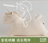 Novo brinquedo de pelúcia de unicórnio 2026, projetado para confortar meninas enquanto elas dormem de lado, com um design fofo que pode ser usado como travesseiro em um dormitório