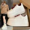 Venda Quente Sola Macia Sola Grossa Aumento de Altura Sapatos Brancos Femininos Outono 2026 Novo Versátil Casual Tênis de Skate Tênis Esportivo Respirável