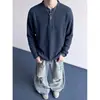 Outono de 2026 Novo Azul Klein Padrão Escama de Dragão Gola Henley Solta Moda Versátil Popular Camiseta de Manga Longa para Homens