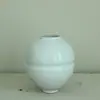 Jarrón Redondo Blanco Adornos de Alta Calidad Adornos de Flores para Sala de Estar Cerámica Cruda Retro Tarro de Luna Decoración Zen para Casa de Huéspedes
