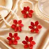 Conjunto de Pendientes, Pulsera y Collar de Flores Rojas de Moda y Exagerados con una Cadena de Perlas Única y Elegante y Anillo de Flor para Mujer