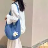 Bolsa de ombro trançada para mulheres, nova bolsa de palha vazada para primavera/verão, bolsa de praia de grande capacidade para férias, bolsa de crochê feita à mão