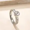 Anillo de Moda de Acero Inoxidable de Venta Caliente Transfronteriza Soldado Marca Incrustado con Anillo de Circonita Redonda Diseño de Nicho Femenino Fábrica de Joyería de Acero de Titanio