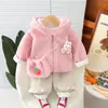 Nueva ropa de otoño e invierno para niños, estilo lindo para niñas pequeñas, conjunto de dos piezas con chaqueta con capucha rizada de felpa de fresa y conejo engrosada