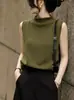 Elegante y chic, este top sin mangas de punto verde oliva de cuello alto es un diseño hermoso para mujeres en otoño, ofreciendo un corte holgado y favorecedor.