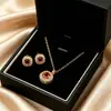 Conjunto de pendientes y collar Xuping estilo vintage de nicho europeo y americano transfronterizo, conjunto de joyería elegante de aleación de cobre, venta al por mayor y hecho a medida