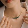 Collar de circonita esmeralda estilo retro de Hong Kong para mujer, diseño de nicho, de alta gama, versátil, moderno, elegante, collar con cadena para la clavícula