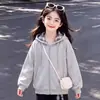 Conjunto de Dos Piezas para Niña con Sudadera a Cuadros Estilo Universitario 2026 y Pantalones Casuales Elegantes