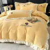 Juego de Cuatro Piezas de Terciopelo de Leche Colcha Gruesa Cálida Accesible en Invierno Lujo Juego de Cuatro Piezas Bordado de Terciopelo de Leche Ropa de Cama Bordada