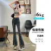 Calça Jeans Feminina Outono 2024 Cintura Alta Stretch Curta com Barra Riscada e Flare Dividido Fivela Cavalo