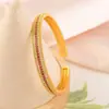 Pulsera Abierta de Moda para Mano Color Oro Arena con Tres Filas de Diamantes y Rosa Roja Parpadeante, Estilo Concubina Imperial, Color Duradero
