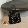 Bolsa de camurça para mulheres, nova coleção de outono 2026, design de bolinhas, estilo retrô, adequada para o dia a dia, grande capacidade, bolsa de ombro