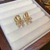 Hebilla de Oreja de Zirconia con Forma de Lazo Galvanizada en Oro Real Pendientes de Diseño de Moda Dongdaemun Pendientes con Sentido Avanzado de Celebridad de Internet Pendientes Elegantes