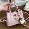 Bolso de mano pequeño transfronterizo para mujer, nuevo bolso de hombro texturizado de moda de verano 2026, bolso cruzado tipo cubo para el trabajo