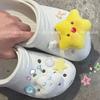 Zapatos de cueva zapatos flor accesorios diy dientes expuestos lindos rubor estrellas nubes muñeco de peluche hebilla de zapato accesorios decoración