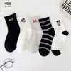 Calcetines para niñas Yishuangshuang, nuevos calcetines de otoño e invierno con forma de corazón de dibujos animados hasta la mitad de la pantorrilla, algodón peinado, calcetines estilo Miu con letras y caras sonrientes para estudiantes