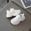 Zapatos deportivos para niños 2025 nueva temporada primavera y otoño niños pequeños y medianos malla transpirable zapatos blancos niños y niñas zapatillas para correr