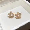Brincos de flor em zircônia com pino de prata banhados a ouro 18K real, brincos elegantes estilo Chanel francês, brincos de estilo socialite sofisticado