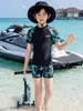 Traje de Banho Infantil para Meninos, Estilo Novo, Conjunto de Duas Peças para Crianças Maiores, Manga Curta Estampada, Moda Jovem para Águas Termais