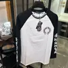 Nueva camiseta casual de manga larga con bloques de color negro 2026, estilo primavera/otoño, corte retro inspirado en Hong Kong, diseño transfronterizo de moda