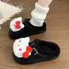 Zapatillas cerradas cálidas de otoño e invierno para mujer, bonitas zapatillas de algodón, antideslizantes, cómodas, nuevo modelo 2026, versátiles, diseño dulce de gatito de dibujos animados