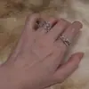 Anel de diamante prateado com padrão galáxia, moderno, luxo leve, luxuoso, de alta qualidade, nicho, design criativo