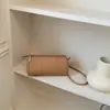 Bolso de Hombro Cilíndrico de Alta Gama para Mujer, Nuevo Bolso Cruzado de Moda en Cuero Aceitado y Encerado, Bolso Tipo Almohada con Diseño Retro de Nicho, Moderno