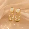 Pendientes Elegantes de Perlas Geométricas Aguja de Plata con un Toque de Lujo, Diseño de Nicho Microincrustado, Pendientes de Estilo Suave