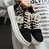 Nuevas zapatillas de pana para hombre, de moda estilo coreano, zapatos casuales versátiles de moda, cómodos y transpirables para el uso diario en todas las estaciones.