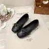 Zapatos de tacón sencillos de punta cuadrada con adornos de hebilla, zapatos Mary Jane de estilo retro para mujer, con un diseño de camelia y diamantes, diseño de camelia inspirado en Chanel 2026, negro