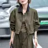 Chaqueta corta de piel sintética flockada en bloques de color con cuello contrastante, nueva moda otoño 2026 para mujer, estiliza y es adecuada para figuras petite
