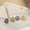 Venta al por mayor Diseño Nicho Forma de Copo de Nieve con Botones Metálicos de Diamante Hebilla para Camisa Top de Punto para Mujer Manga Cuello Botón Pequeño