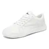 Sapatos brancos de tira cruzada sapatos de skate pretos sola grossa feminina chegada nova primavera 2026 sapatos esportivos de treino alemães sola macia sapatos femininos leves