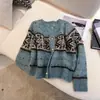 Nueva colección de invierno: Elegante y adelgazante suéter de punto con colores contrastantes, que presenta un diseño único inspirado en la Isla de Man, un cuello redondo y una sola fila de botones