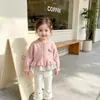 Suéter Infantil Primavera e Outono 2026 Novo Estilo Bebê Patchwork Renda Vermelho Top Tricotado Cardigan Estilo Coreano Infantil Cor Pura