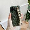 Cuadros de diamantes estilo Chanel aptos para iphone15Promax cuero 12 pulsera de perlas correa de muñeca 7p funda de teléfono diosa