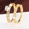 Conjunto de anillos populares para parejas transfronterizos, anillo de dos piezas con circón de cuatro garras, atmósfera romántica, joyería de anillo de cobre puro al por mayor